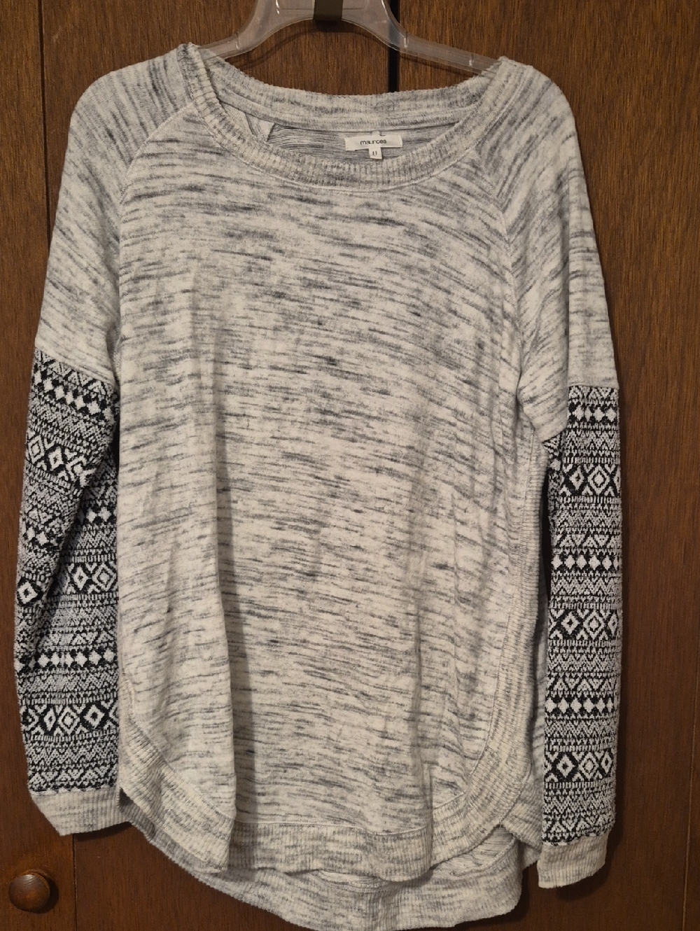 Maurices Gray Marled Knit Pullover With Black & Ehite Pattern Sleeves SZ L